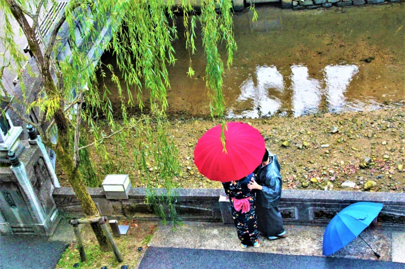 雨が降っても安心！雨天時の城崎温泉では「みんなの傘」を利用しよう