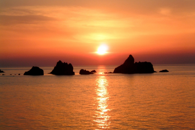 穴見海岸は夏の夕陽が人気