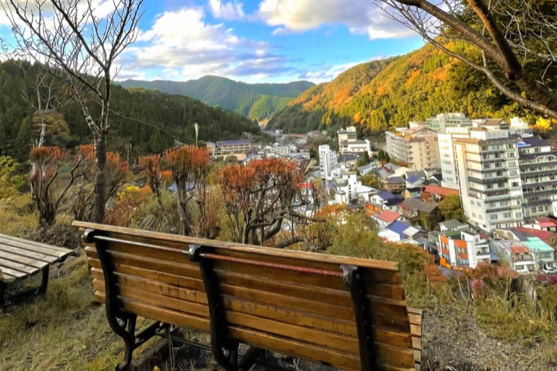 湯村温泉を一望できる「清正公園」の紅葉