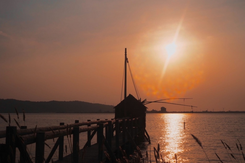 鳥取県東郷湖の四ツ手網と夕日の絶景＜鳥取県/湯梨浜町＞