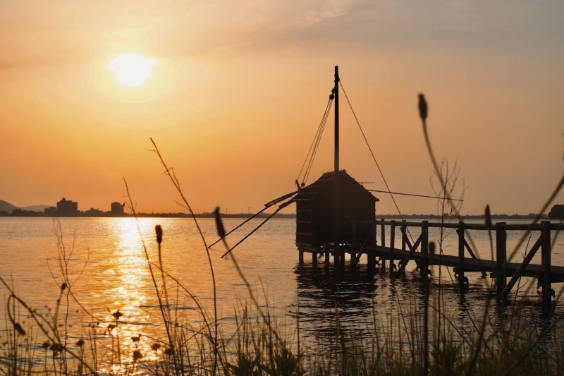 鳥取県東郷湖の四ツ手網と夕日の絶景＜鳥取県/湯梨浜町＞