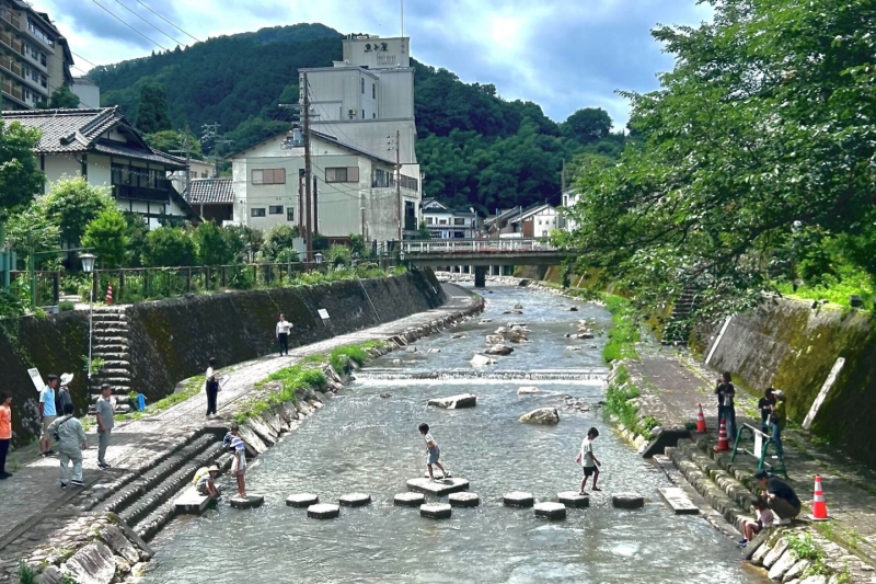 【兵庫県/湯村温泉】春来川の対岸を渡れる飛び石