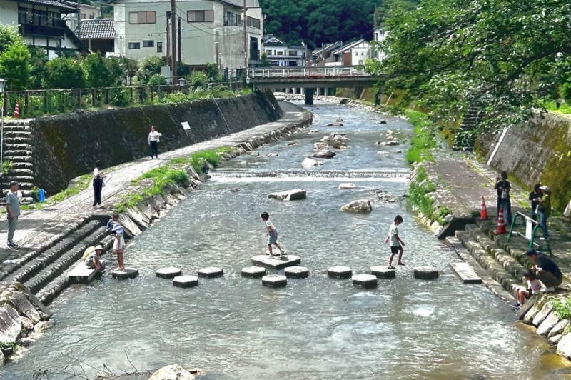 【兵庫県/湯村温泉】飛び石で春来川の対岸を渡れるようになりました＜川遊び＞