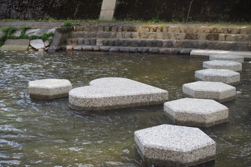 【兵庫県/湯村温泉】飛び石で春来川の対岸を渡れるようになりました＜川遊び＞