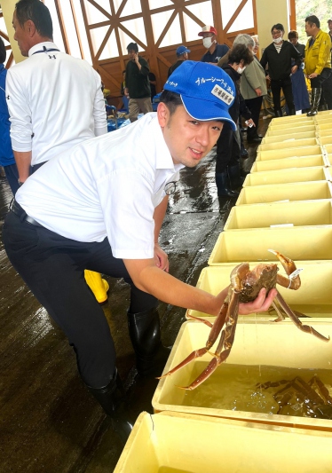 【2023年】11/6松葉ガニ漁解禁！兵庫県/浜坂漁港の初セリがありました