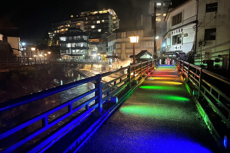 兵庫県/湯村温泉の夜のライトアップ「森下橋」