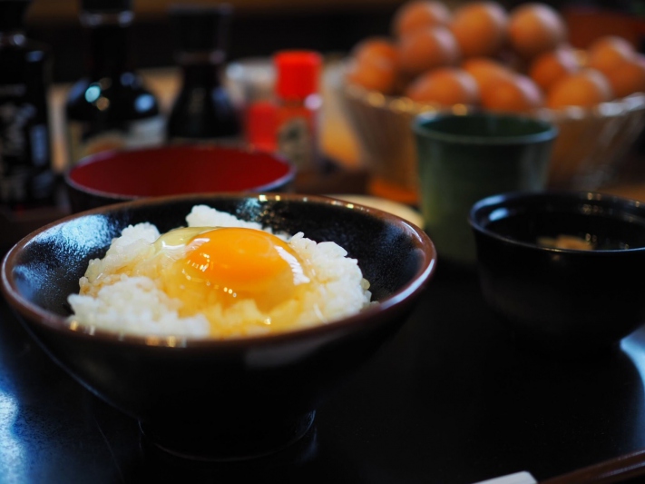 行列の人気店「但熊（たんくま）」の卵かけごはん＜兵庫県/豊岡市＞